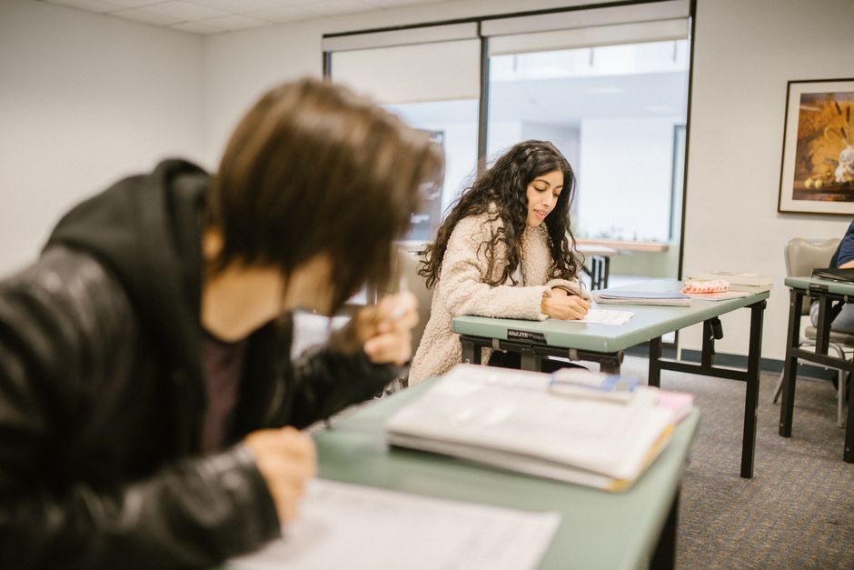 Studenti na ispitu u učionici