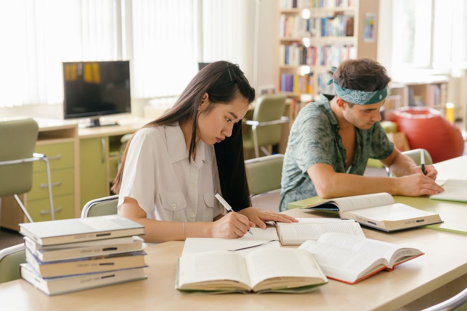 Studenti u knjižnici