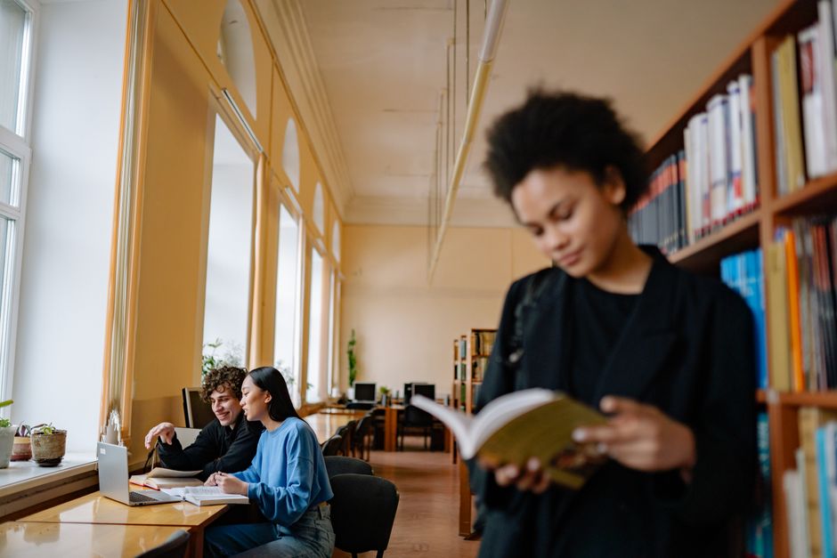 Studenti uče u sveučilišnoj knjižnici